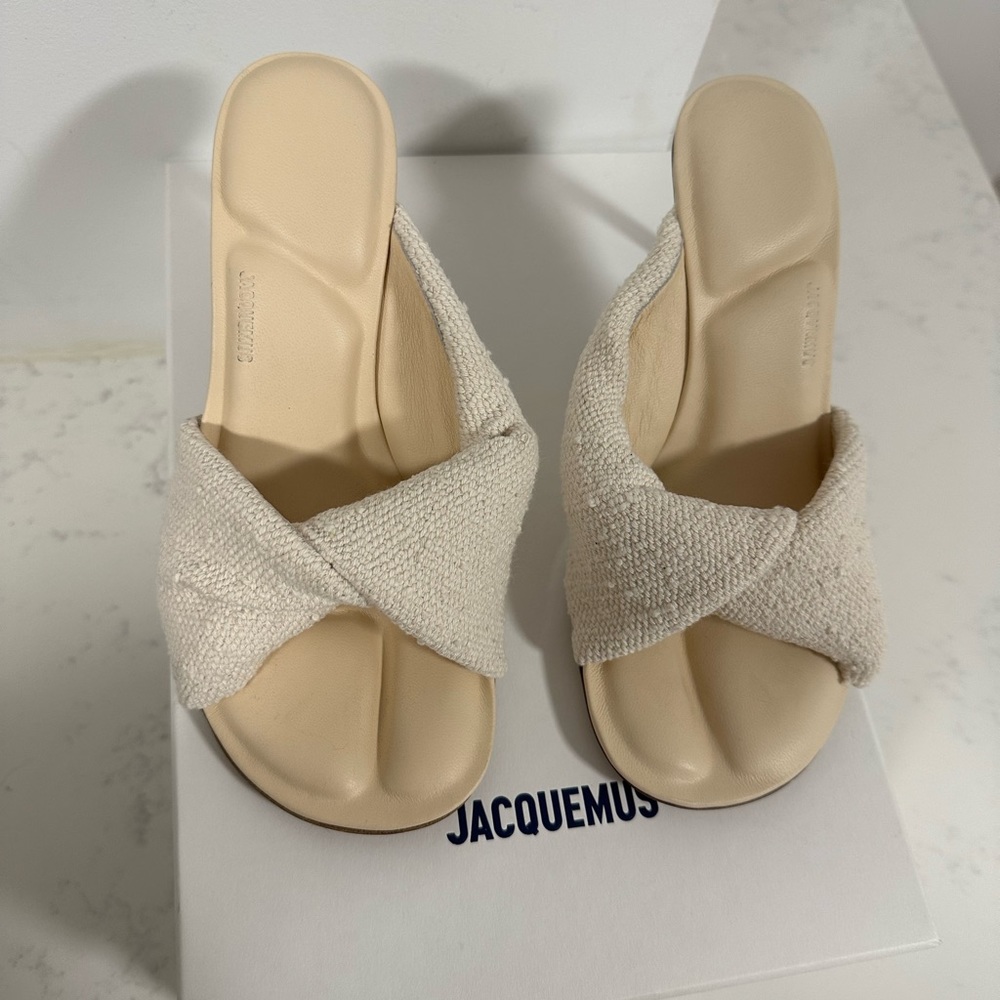 JACQUEMUS
Off-White 'Les Mules Bagnu' Heeled Sandals